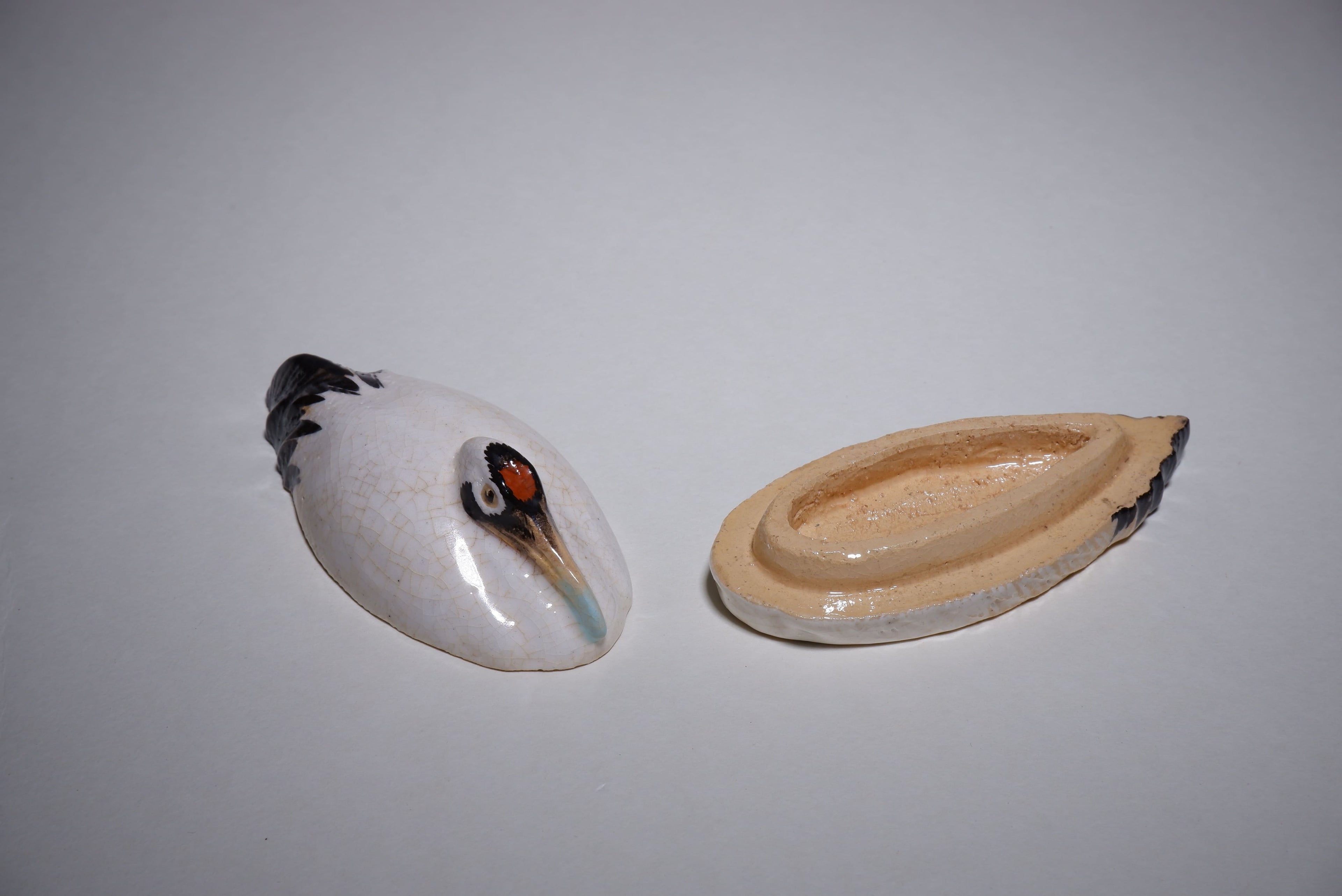 Kiyomizu Rokubei - "Nesting Crane" Incense Container (Kōgō) for Tea Ceremony